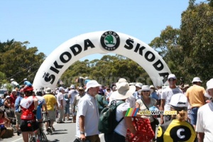 The Skoda arch on top of Willunga Hill (447x)
