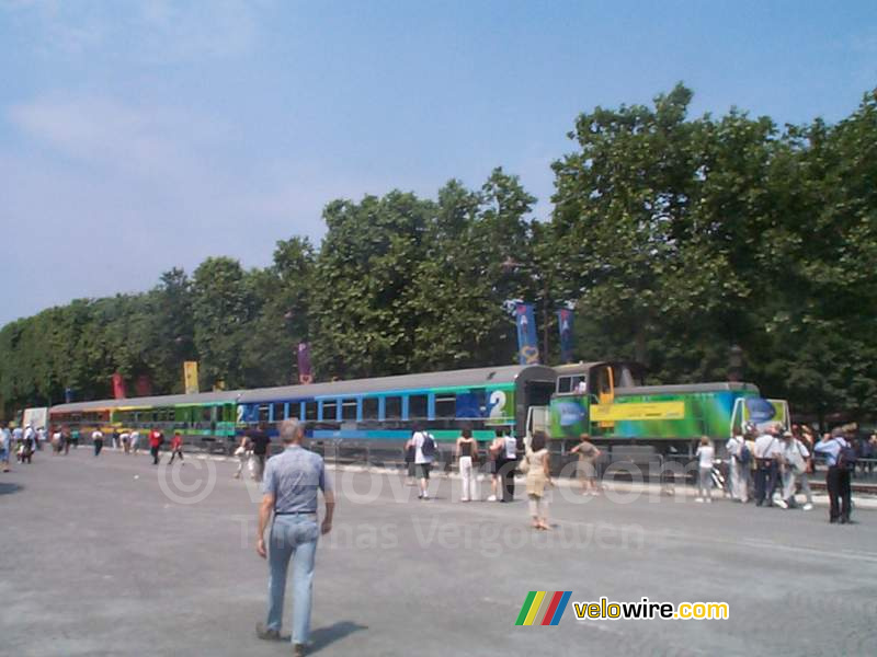[Le train capitale] De trein die reed op 1 juni over de Champs Elyses