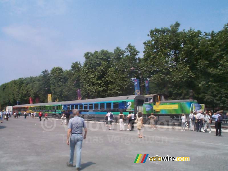 [Le train capitale] De trein die reed op 1 juni over de Champs Elysées