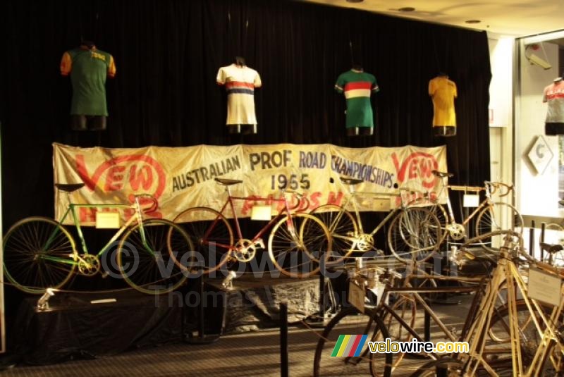 Exposition d'anciens vélos au foyer de l'hôtel des équipes