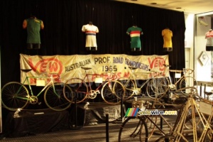 Exposition d'anciens vélos au foyer de l'hôtel des équipes (420x)