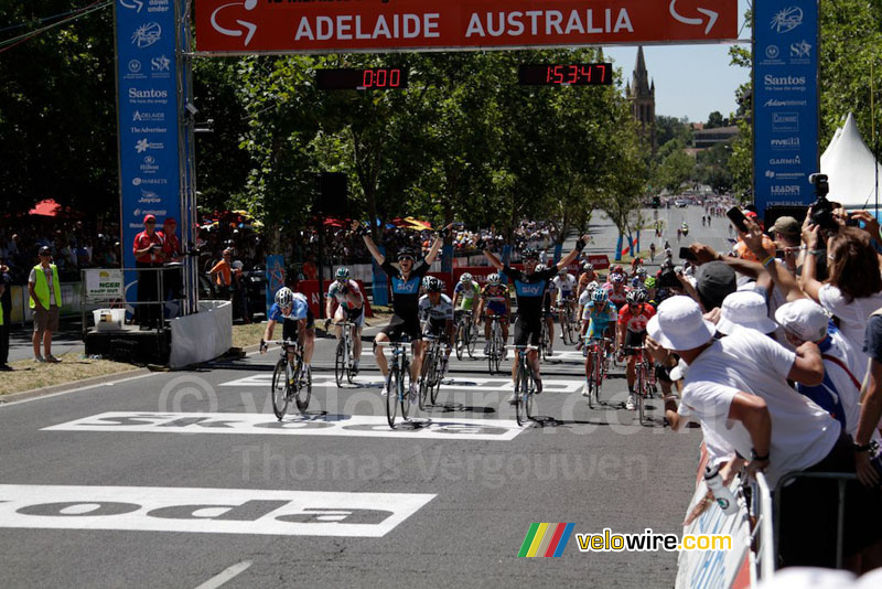 Ben Swift wint, gevolgd door Greg Henderson (Team Sky)