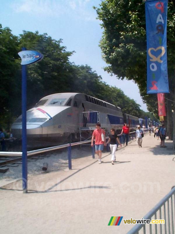 [Le train capitale] The TGV on the Champs Elysées