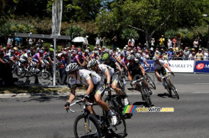 Bernhard Eisel & Danny Pate (HTC-Highroad) leading the peloton (417x)