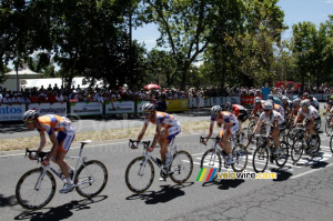 Peloton led by Jos van Emden, Coen Vermeltfoort & Pieter Weening (Rabobank) (114x)