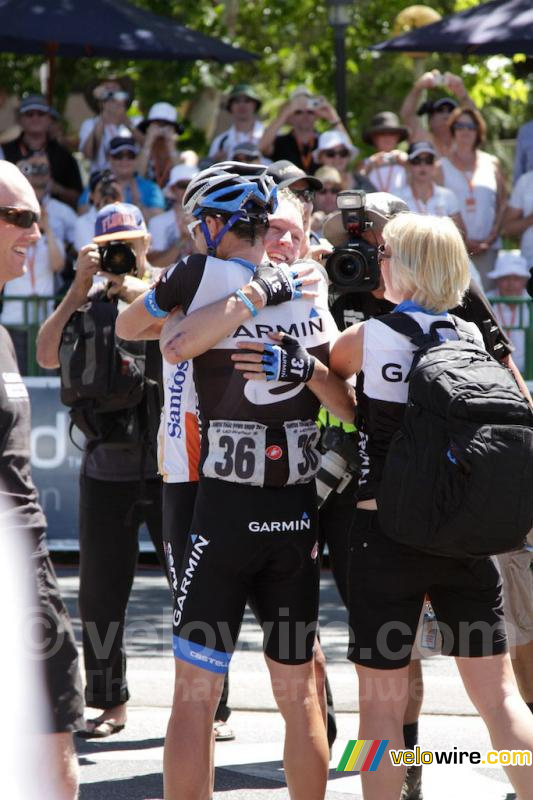 Matthew Wilson feliciteert Cameron Meyer (Garmin-Cervélo)