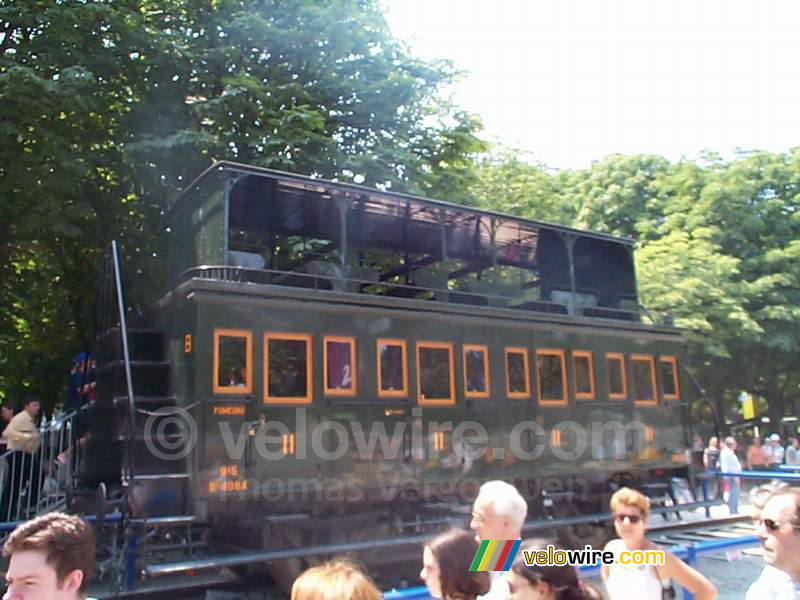 [Le train capitale] Voiture de banlieue à impériale ouverte Ouest