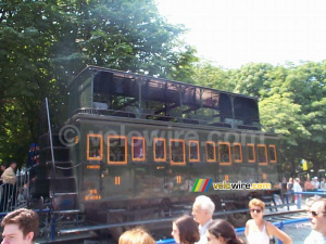 [Le train capitale] Voiture de banlieue à impériale ouverte Ouest (458x)