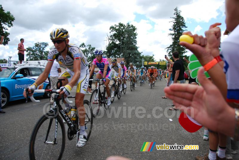 Het peloton onder leiding van Kanstantsin Sivtsov