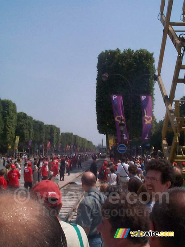 [Le train capitale] De trein die over de Champs Elysées reed komt eraan ...