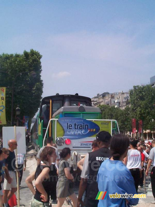 [Le train capitale] De nieuwe Corail trein is net voorbij ... op de achtergrond de Arc de Triomphe