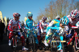 Alexandre Vinokourov (Astana) getting ready for the start (357x)