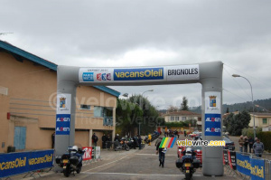 The start arch in Brignoles ... under a grey sky (443x)