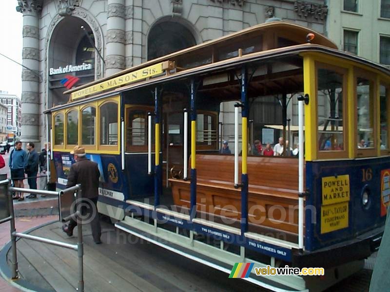 [San Francisco] - Le cable car changeant de direction à Powell Street