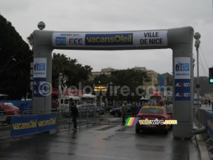 The start arch in Nice under the rain (414x)