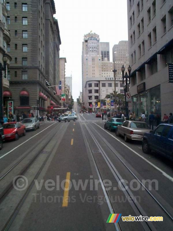 Powell Street gezien vanuit de 'cable car' met aan de rechterkant Union Square