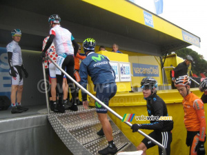 Waiting in row for sign-in at Paris-Nice (509x)