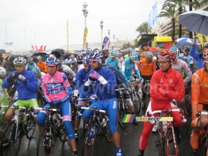 Rain jackets at the start in Nice (587x)