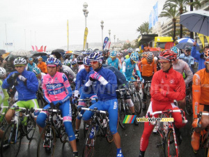 Rain jackets at the start in Nice (745x)