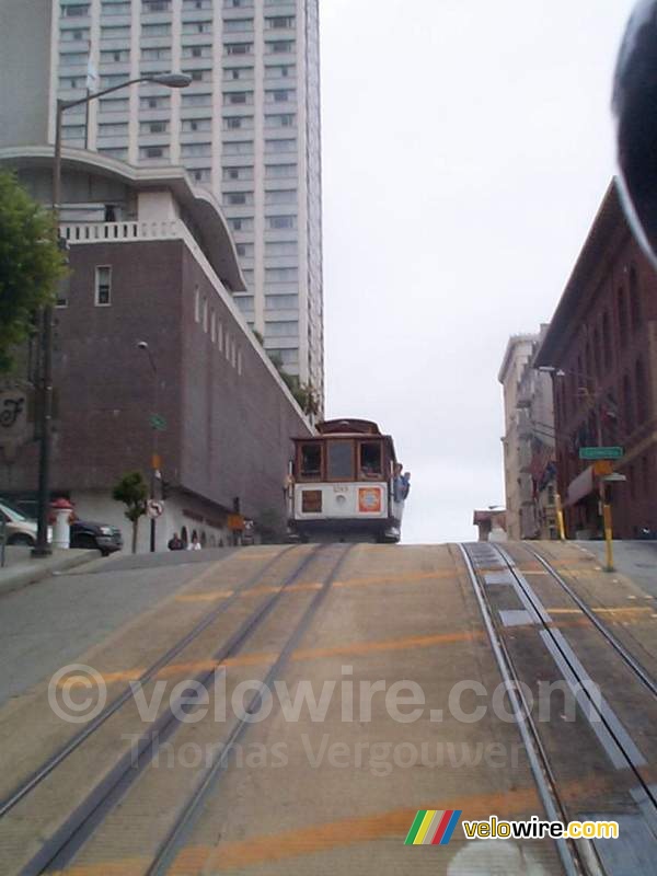 [San Francisco] - Un autre cable car vu du nôtre à Powell Street