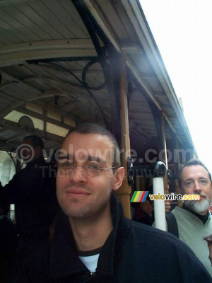 [San Francisco] - Denis sur le cable car (695x)