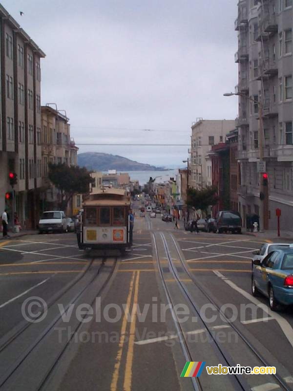 [San Francisco] - Een andere cable car gezien vanuit onze cable car in de afdaling van Powell Street