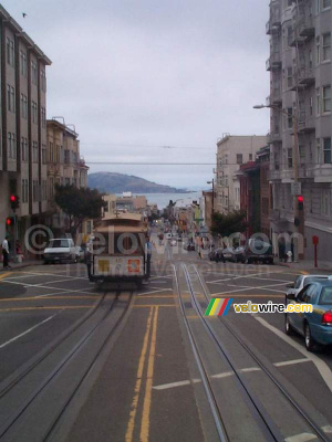 [San Francisco] - Un autre cable car vu dans la déscente de Powell Street (650x)
