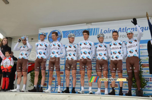 The AG2R La Mondiale team (665x)