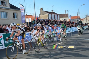 The breakaway at the first crossing of the finish line (937x)