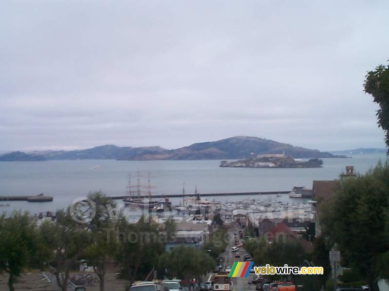 [San Francisco] - Alcatraz en de Fisherman's Warf gezien vanuit de cable car