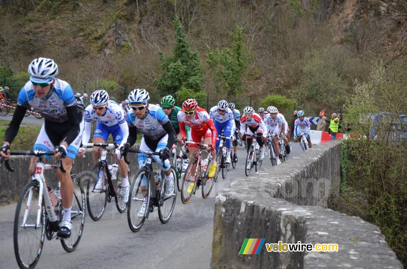 Het peloton op de brug van Saint-Fiacre