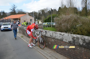 Yohan Bagot (Cofidis) remet sa chaîne (551x)