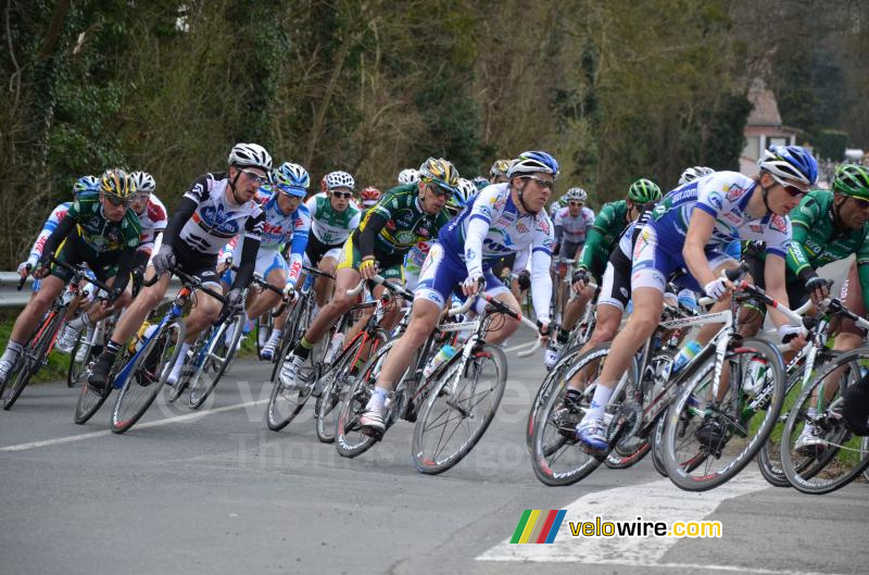 The peloton turning left