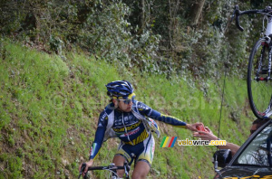 Rob Ruijgh (Vacansoleil-DCM Pro Cycling Team) à la voiture du directeur sportif (505x)