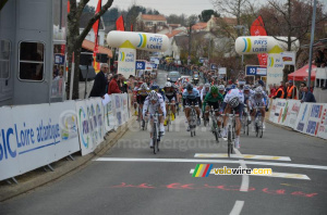 Mathieu Drujon (BigMat-Auber 93) wins the sprint of the peloton (305x)