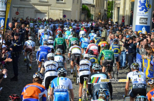 Thor Hushovd (Team Garmin-Cervélo) in the middle of the peloton (391x)