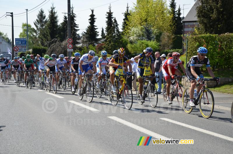 Het peloton in de bevoorradingszone