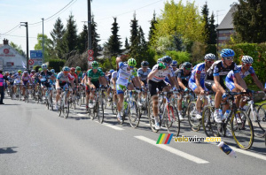 Geraint Thomas, Sep Vanmarcke and the flying water bottle (543x)