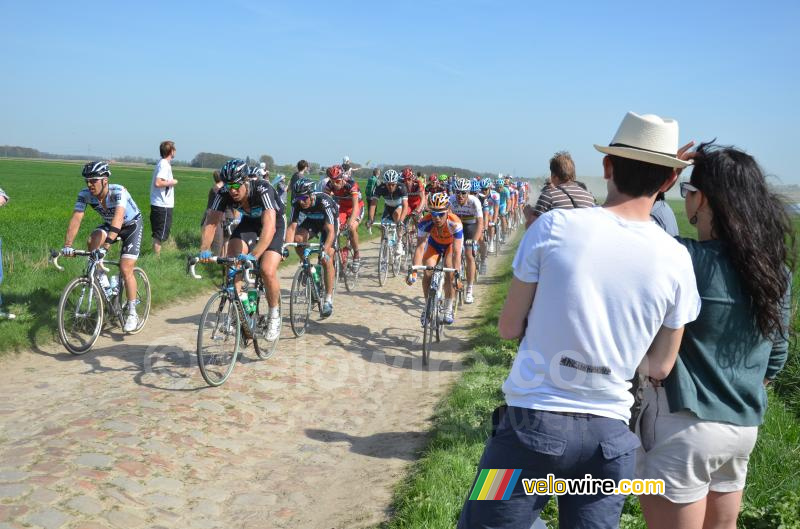 Het peloton op de kasseien