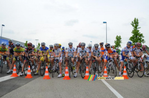 The peloton before the start (588x)