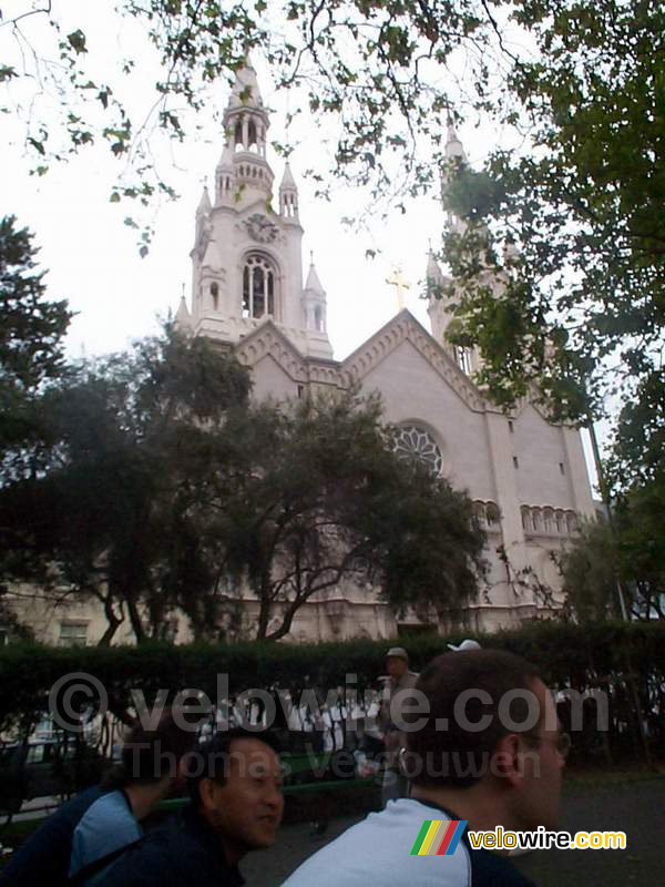 [San Francisco] - Denis, Anh & Edward voor een kerk