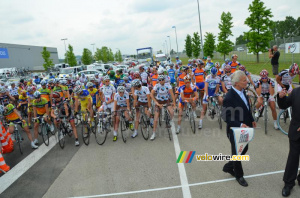 The peloton getting ready for the start (632x)