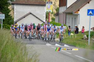 Le peloton sur la Côte de Rochefort (1) (436x)