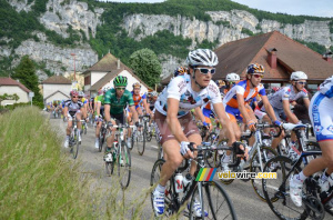 Le peloton sur la Côte de Rochefort (2) (401x)