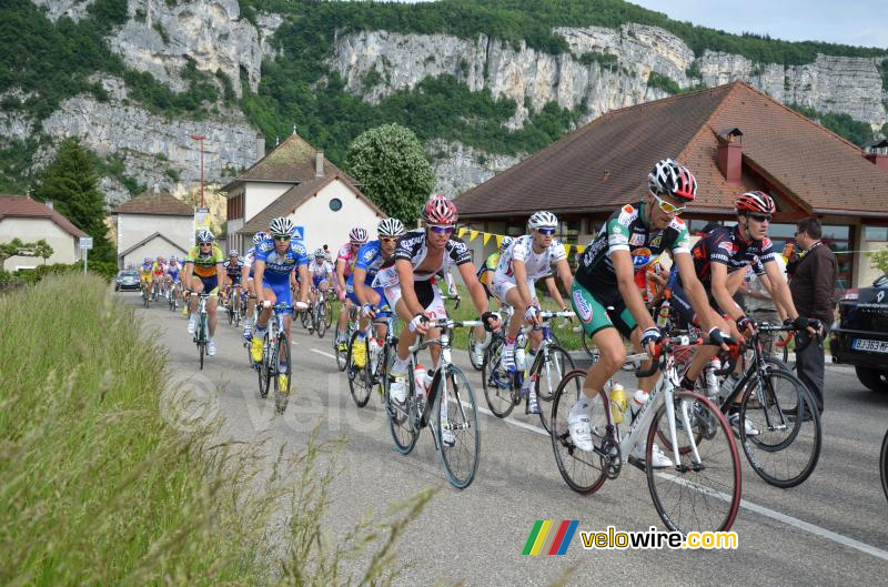 Le peloton sur la Côte de Rochefort (3)