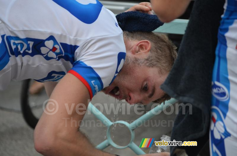 Cédric Pineau (FDJ), taking a shower