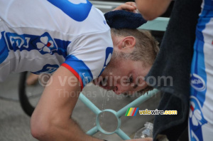 Cédric Pineau (FDJ), taking a shower (396x)