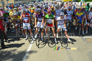 Le peloton au départ de la 2ème étape (570x)