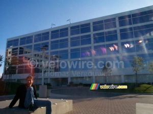 [San Francisco] - Edward devant France Télécom R&D San Francisco (446x)