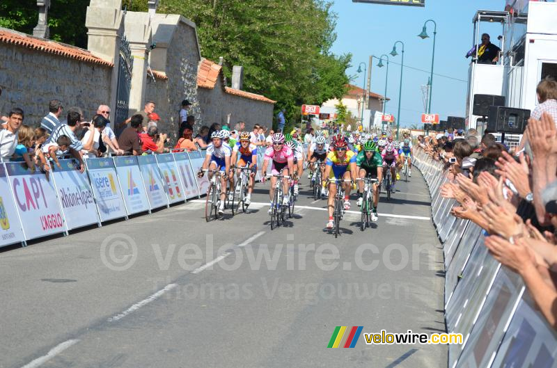 De finish van het peloton (1)